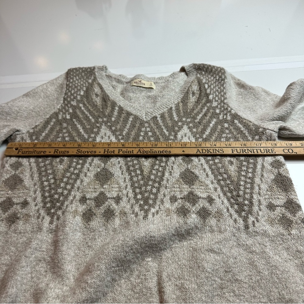 Hollister V-Neck Sweater in Light Gray with Pattern - Picture 11 of 11